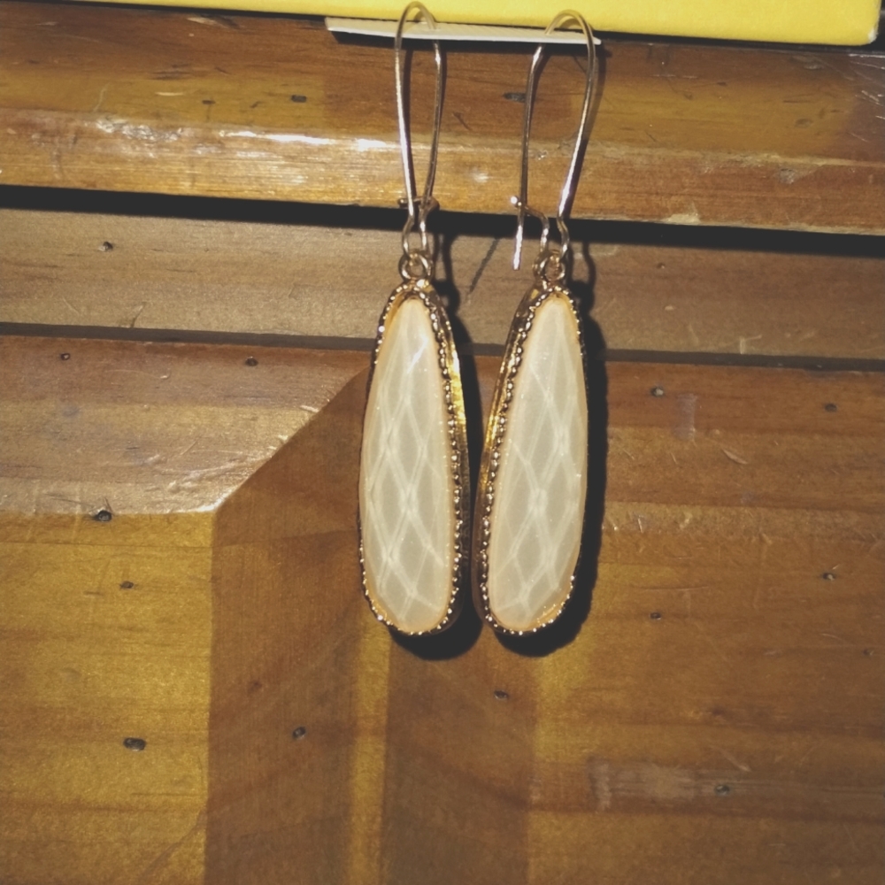 New Never Worn Gold & Cream Dangly Hook Teardrop Earrings with 3¼ Drop